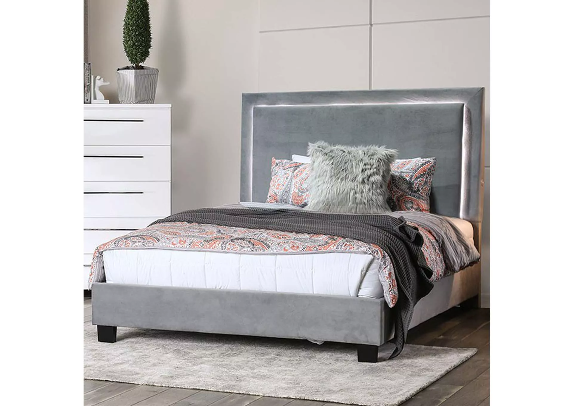 Erglow - E.King Bed, Gray